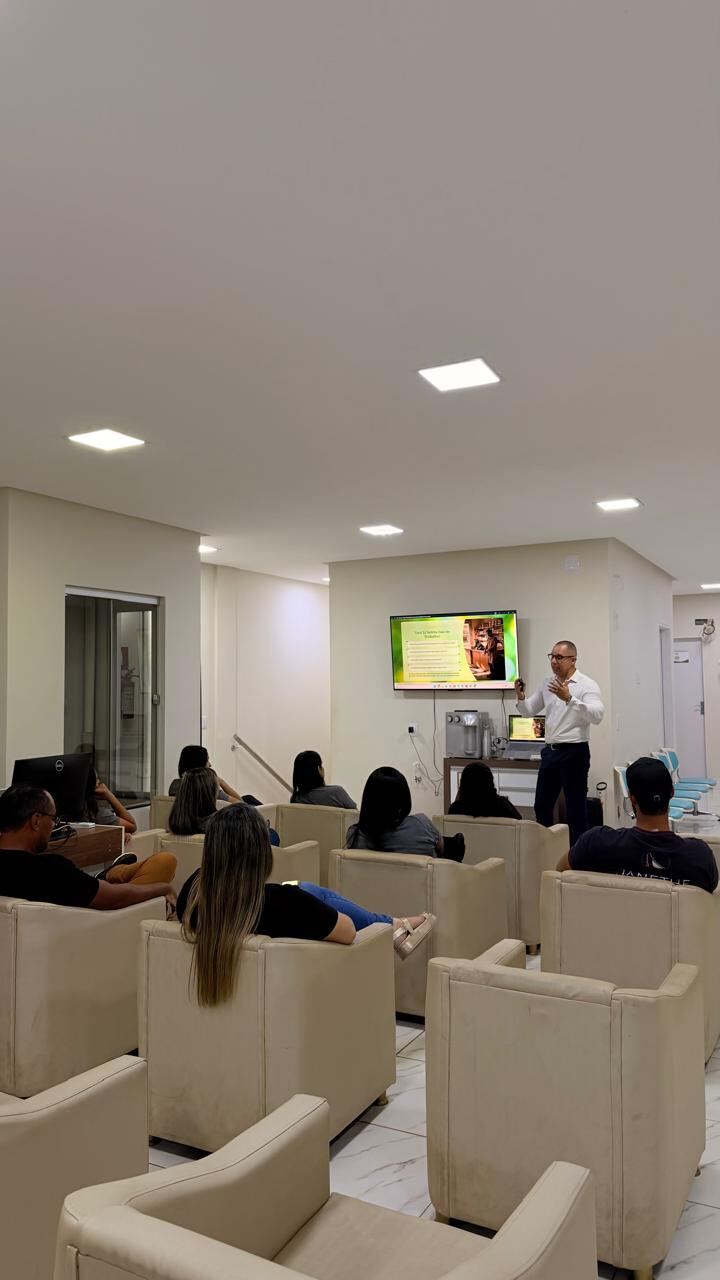 Colaboradores reunidos na sede da CEMI