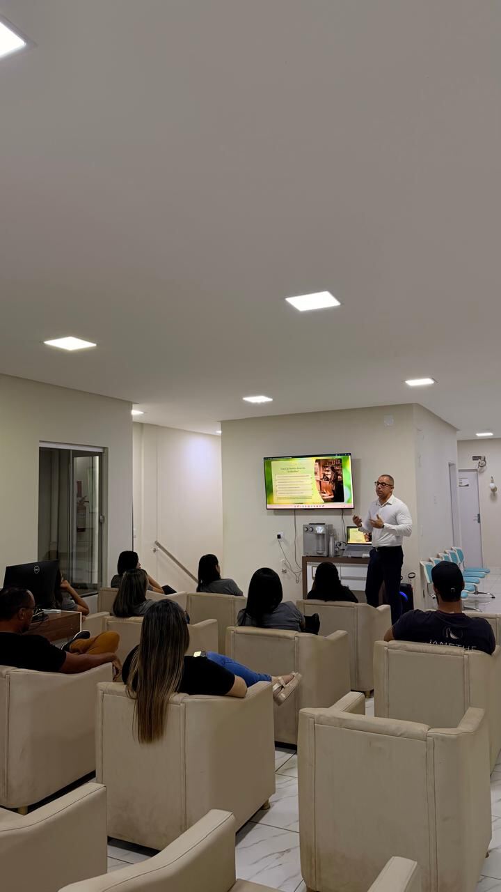 Turma reunida no espaço de acolhimento da CEMI