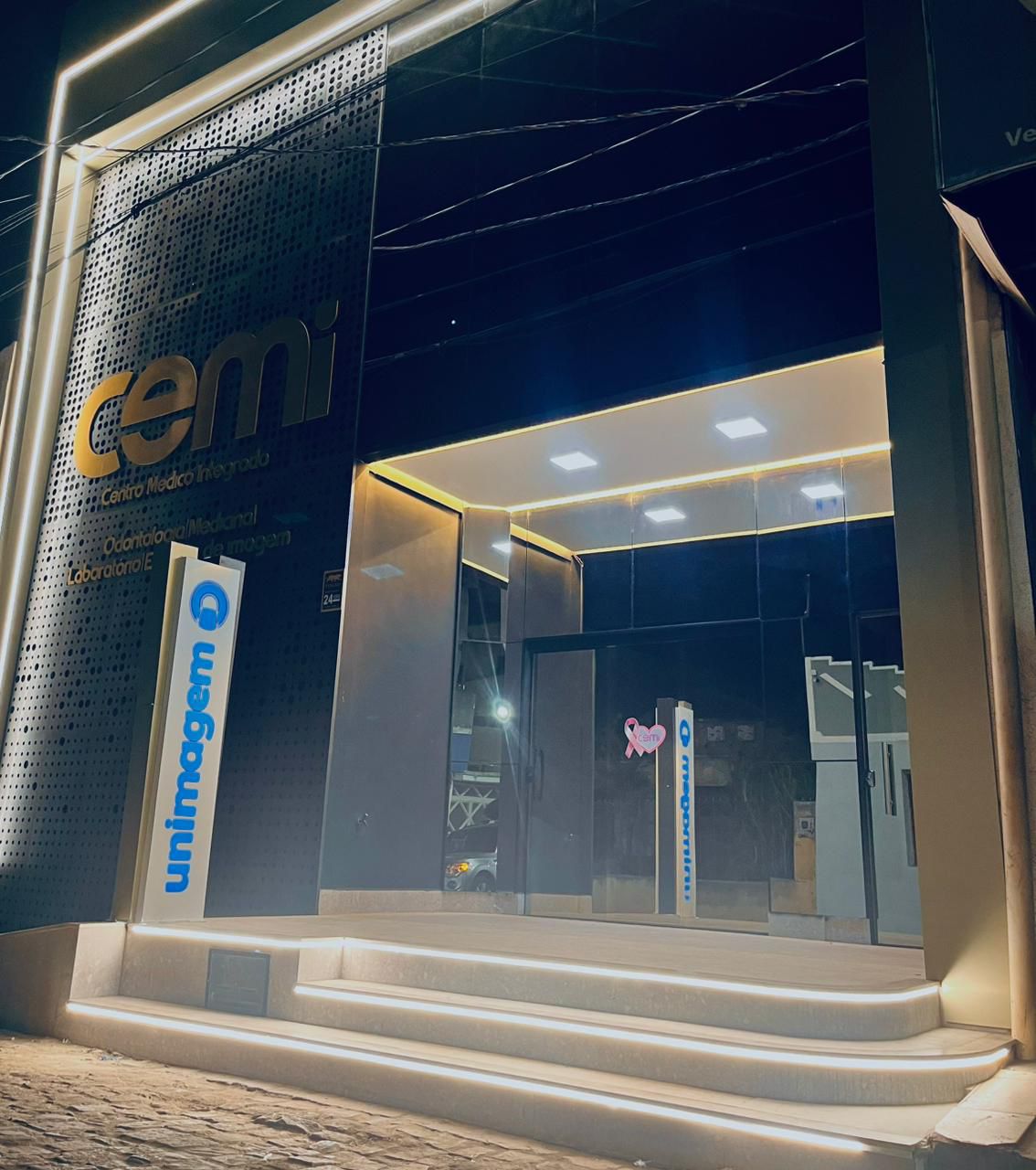 Fachada iluminada da CEMI em Xique-Xique